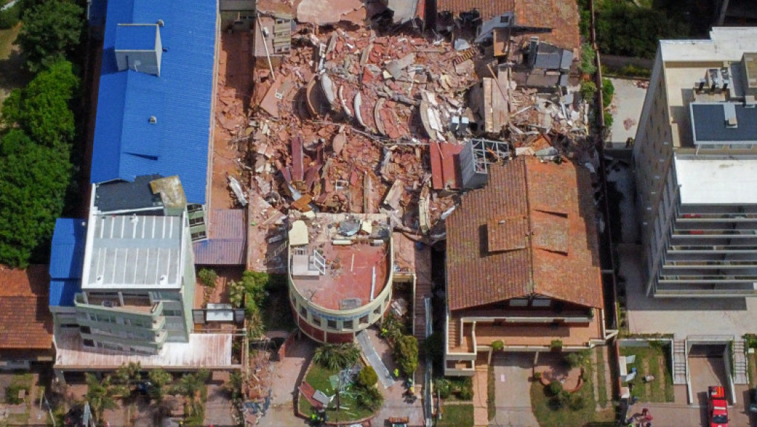 Prăbușirea unui hotel în Argentina: un mort și mai multe persoane prinse sub dărâmături
