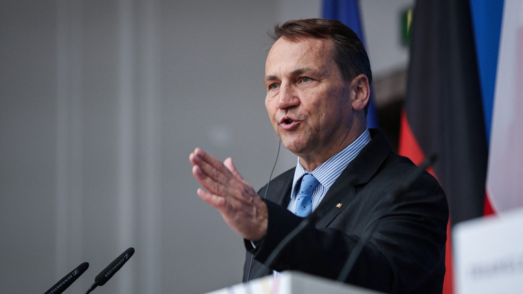 Radoslaw Sikorski respinge criticile Ucrainei privind livrările de avioane de vânătoare