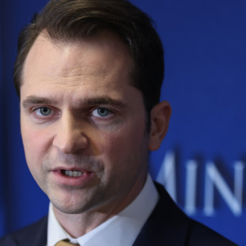 Ministrul Energiei, Sebastian Burduja, asigură că facturile la energie nu vor &quot;exploda&quot; odată cu liberalizarea pieței de la 1 iulie, potrivit unei postări pe Facebook citate de digi24.ro. El a precizat că românii vulnerabili vor fi protejați în continuare și că, de trei ani, plafonarea și compensarea facturilor au menținut cele mai mici prețuri la gaz și energie electrică în UE.