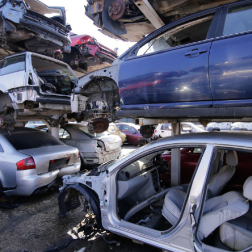 Peste 4.250 de operatori economici s-au înscris în Programul Rabla Auto 2025 în doar două ore de la deschidere, potrivit declarațiilor ministrului Mediului, Apelor și Pădurilor, Mircea Fechet. Acesta notează că, dintre aceștia, peste 2.500 doresc să achiziționeze autovehicule electrice, deși bugetul pentru aceste beneficii nu s-a epuizat încă.