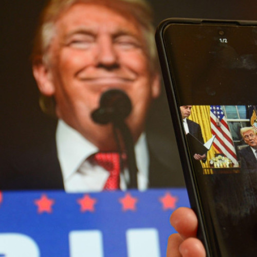Vânzările de telefoane iPhone și ale altor producători de smartphone-uri vor fi afectate de noile politici tarifare anunțate de administrația Trump în luna aprilie, potrivit unui raport al agenției Bloomberg, preluat de Agerpres.