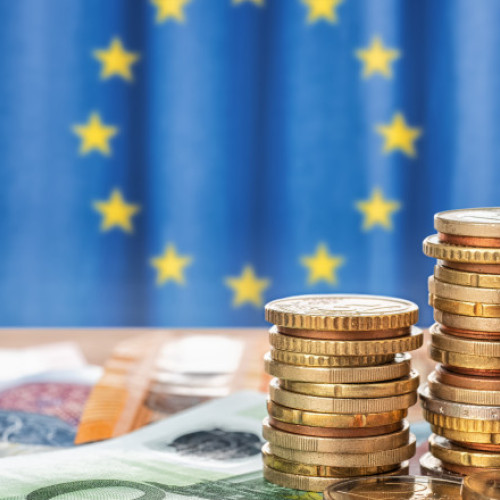 Romania a încheiat contracte de aproape 30 de miliarde de euro în cadrul fondurilor europene, potrivit ministrului Proiectelor Europene, Marcel Bolos. Citează digi24.ro că țara noastră se află pe locul al doilea după Polonia în ordinea valorii acestor contracte, având aproape 5.000 de acorduri de finanțare.