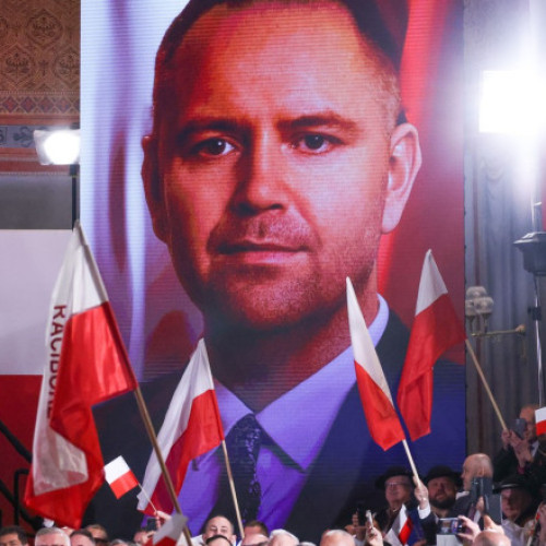 Karol Nawrocki, candidat nationalist de dreapta la alegerile prezidențiale din Polonia, pare să profite de scandalurile legate de trecutul său, chiar dacă unele dintre acuzații sunt grave. Conform unei analize realizate de Politico și citate de digi24.ro, tentația de a transforma aceste acuzații în avantaj electoral pare destul de puternică, mai ales în ultimele zile ale campaniei.