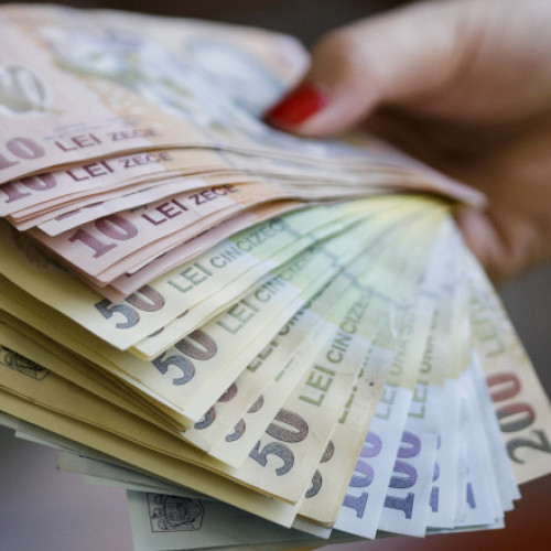 Statul român cheltuie anual 164 de miliarde de lei pentru salariile angajaților publici, iar o parte semnificativă din această sumă, adică 13,7 miliarde de lei, este folosită pentru sporuri, bonusuri și prime, conform fostului ministru al Finanțelor, Marcel Bolos, citează digi24.ro. El menționează că această sumă nu include plățile pentru ore suplimentare, normele de hrană sau echipamentele oferite bugetarilor.