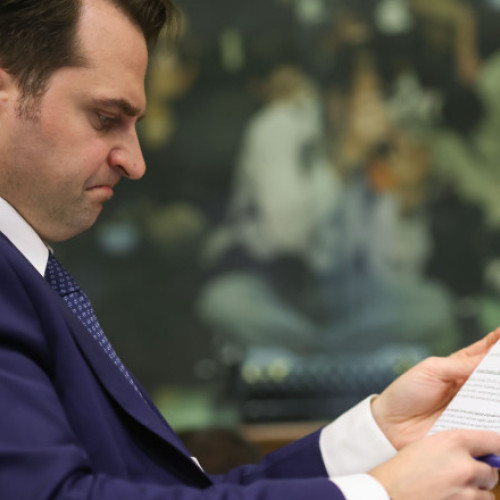 Sebastian Burduja, ministrul Energiei, a anunțat că va face plângere penală după ce a primit mesaje de amenințare și injurii din partea unui fost președinte al Consiliului de Administrație al CNCIR, o companie aflată în subordinea ministerului, citează digi24.ro.