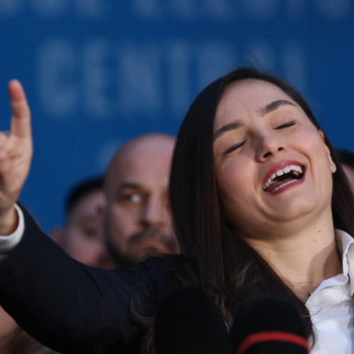 Partidul Oamenilor Tineri, care a intrat în Legislativ în urma alegerilor din decembrie, s-a exprimat pe valul suveranist și a avut ambiții mari, însă și-a pierdut rapid strălucirea și membrii. Potrivit digi24.ro, partidul s-a destrămat după ce a fost desființat de actuala conducere, iar presa notează că a fost „gone” mai repede decât s-a anticipat. Motivele declinului sunt atribuite lipsei unei direcții clare, a unor măsuri coerente și unor lideri nepregătiți, precum și comportamentului agresiv al președintei sale, Anamaria Gavrila.