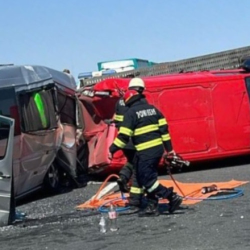Trafic blocat pe autostrada A1, după un accident în lanț cu trei vehicule. Două persoane au fost rănite