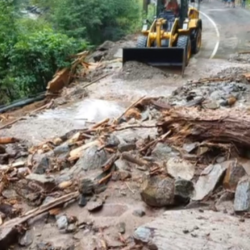 Zeci de mașini blocate pe Transfăgărășan în urma unei viituri