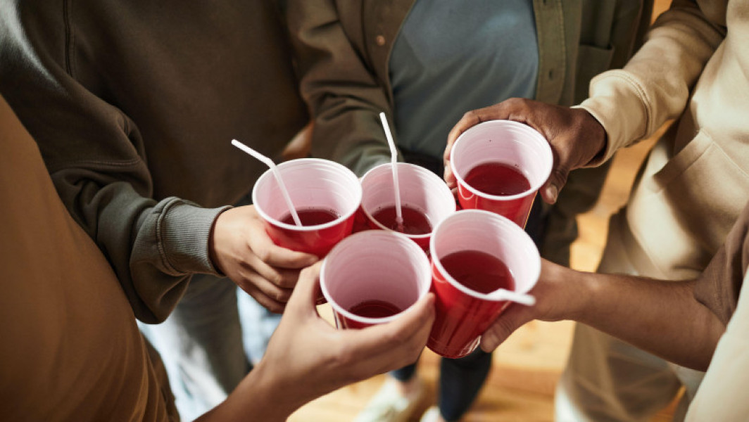 Tinerii europeni consumă tot mai puțin alcool din motive de sănătate și gust