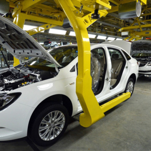 Industria auto americană mizează din nou pe motoarele pe benzină în ciuda tranziției la electric