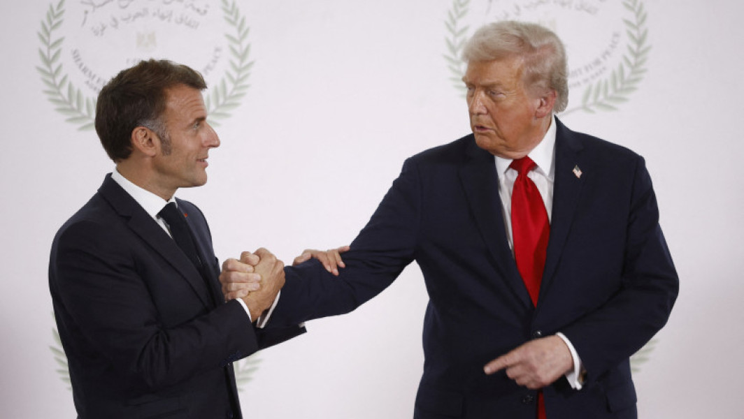 Strângere de mână neobișnuită între Macron și Trump la summitul din Egipt