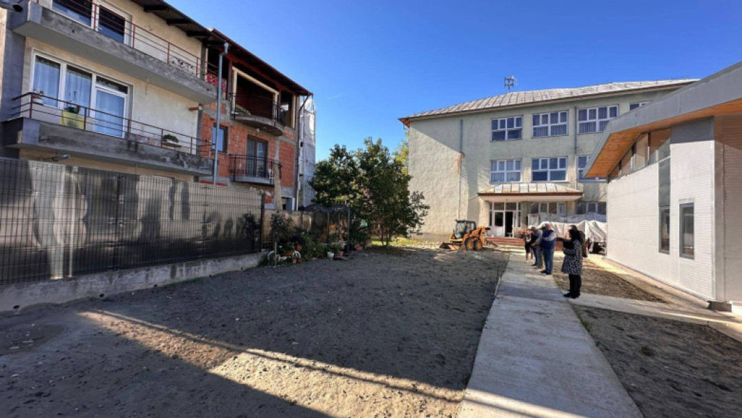 Poartă deschisă direct în curtea unei școli, situație rezolvată rapid în Pitești