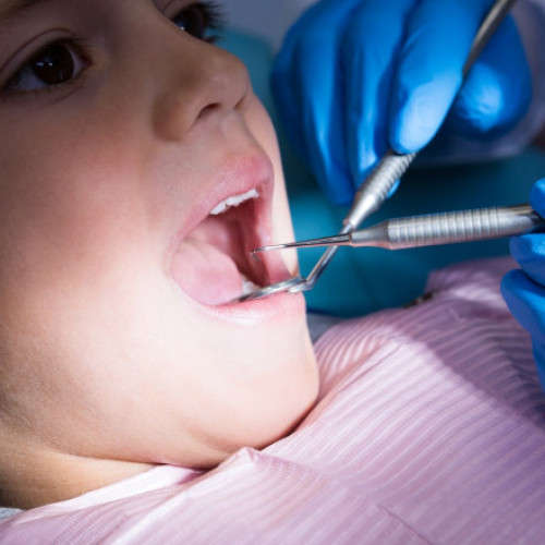 Accesul la stomatologie, limitat în România: o problemă avută în vedere de ministrul sănătății Rafila, care declară o sumă lunară insuficientă de 6.000 lei pentru medicii care au contract cu Casa de Asigurări de Sănătate.