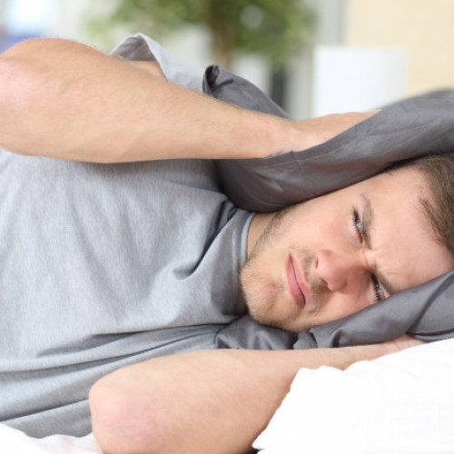 Sancțiuni mai mari pentru gălăgioșii din blocuri: amenzi de până la 3000 de lei și muncă în folosul comunității. Proiectul de lege, adoptat de Camera Deputaților, vizează și locuitorii din mediul rural.