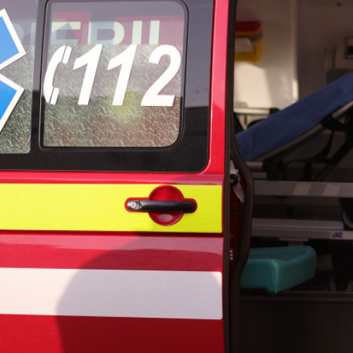 Femeie de 70 ani, spitalizată după ce tavanul unui supermarket din București a căzut peste ea