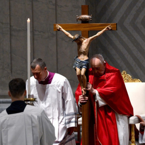 Papa Francisc a prezidat slujba din Vinerea Mare la basilica Sfântul Petru, înaintea procesiunii Via Crucis