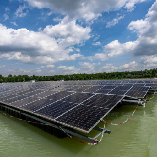 Centrala solară plutitoare inaugurată de Turcia va alimenta irigarea a sapte sate.
"Prima centrală solară plutitoare din Turcia oferă energie pentru irigația a șapte sate