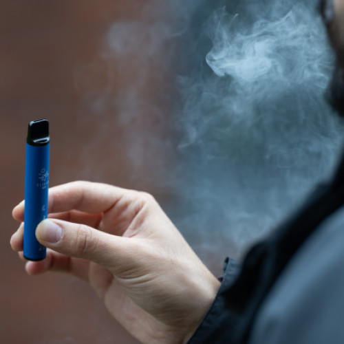 Țigările electronice, interzise în toate spațiile publice închise. Ce riscă cei care le folosesc ilegal 

"Interdicția fumatului electronic în spațiile publice. Cine încalcă legea poate primi amende uriașe.