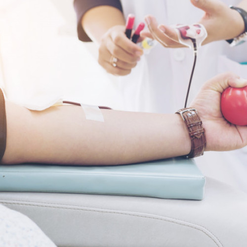 Beneficiu nou pentru donatorii de sânge: reducerea impozitului pe clădiri. Lege promulgată de Klaus Iohannis