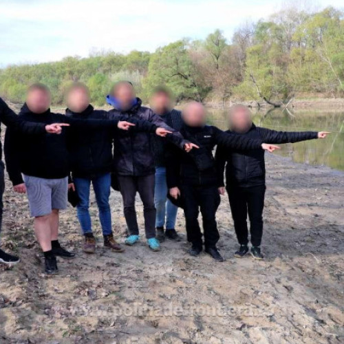 Șapte cetățeni ucraineni în siguranță după ce au fost prinși traversează Prutul cu o barcă și două saltele gonflabile în județul Iași