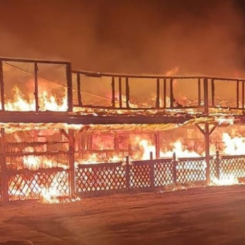 Incendiu masiv la terasa de pe plaja Corbu: Două persoane suferă de atac de panică, o mie de metri pătrați distruse de flăcări!