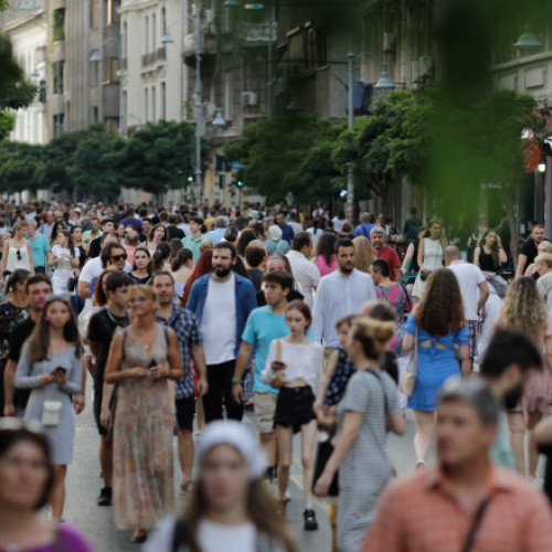 Calea Victoriei va fi închisă pentru traficul rutier în acest weekend, de la 6 aprilie până la 13 octombrie, pentru a găzdui evenimentul "Străzi deschise, București - Promenadă urbană". 6 aprilie marchează începutul celei de-a patra ediții a evenimentului care transformă străzile principale ale Bucureștiului în zone pietonale pentru a oferi locuitorilor și turiștilor spații de relaxare și activități culturale și sportive. Traficul va fi deviat pentru a permite plimbarea și admirarea artei și a diverselor evenimente desfășurate în zonele temporar pietonale. Toți ar putea să se bucure de artist