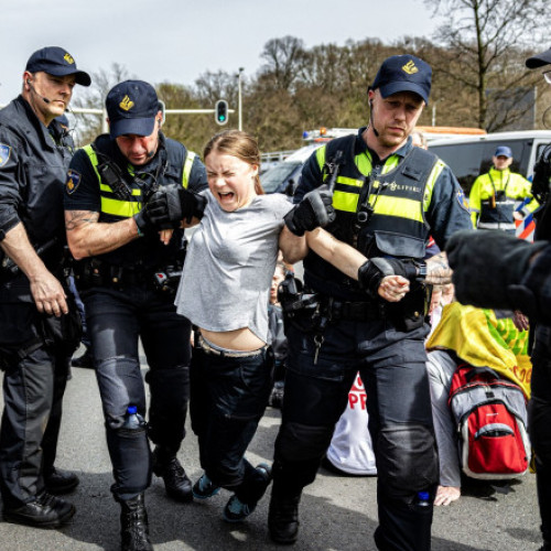 Greta Thunberg, reținută în timpul unui protest în Haga organizat de activiștii de mediu